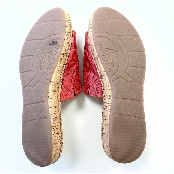 Born | Fish Lake Embossed Leather Slip-On Sandals Size 9 - Picture 3 of 5